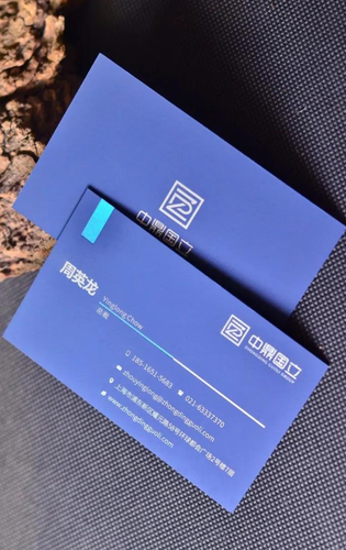 普通名片，采用铜板纸或哑粉纸印制，后续工艺可选择覆光膜或哑膜